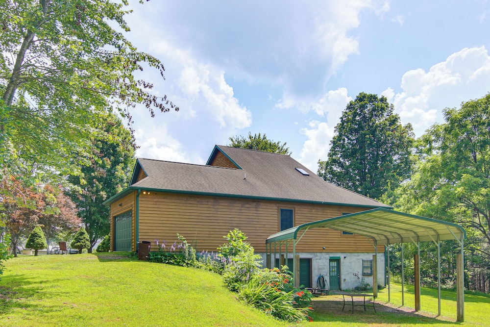 Wraparound Porch w/ Views: Blue Ridge Mtn Gem!