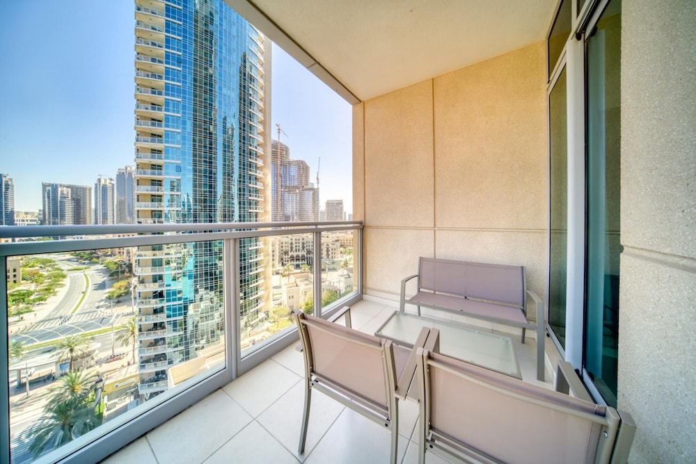 Urban Chic Downtown Apt w Dubai Fountain Views