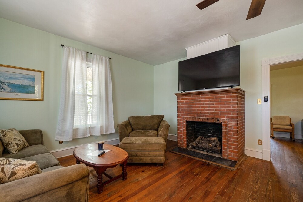 Captains Quarters By The Bay 3 Bedroom Cottage by RedAwning view 3