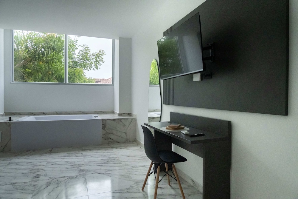 w Radiant 1BR w AC Near Ciudad Amurallada