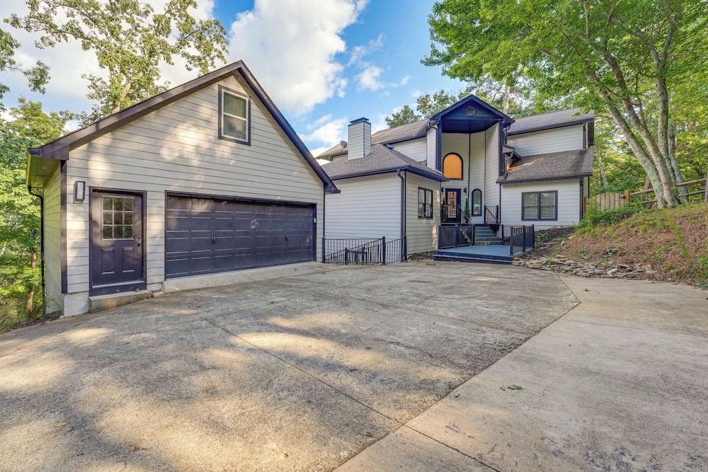 Hot Tub, Decks & 2 Kitchens: Mtn-view Jasper Gem!