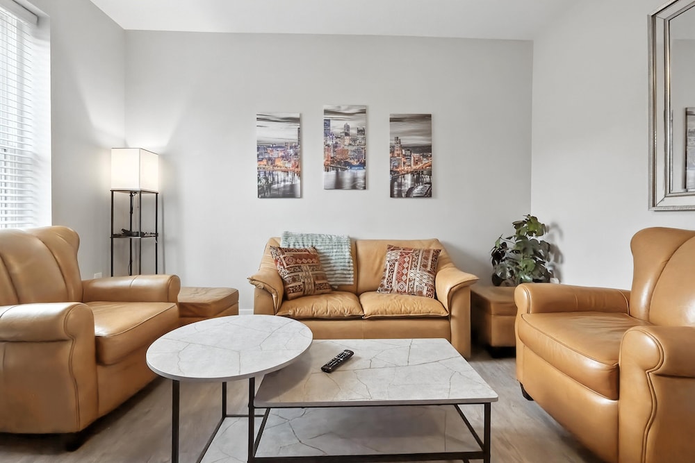 Cozy Historic Row Home- Near Stadiums! 3 Bedroom Home