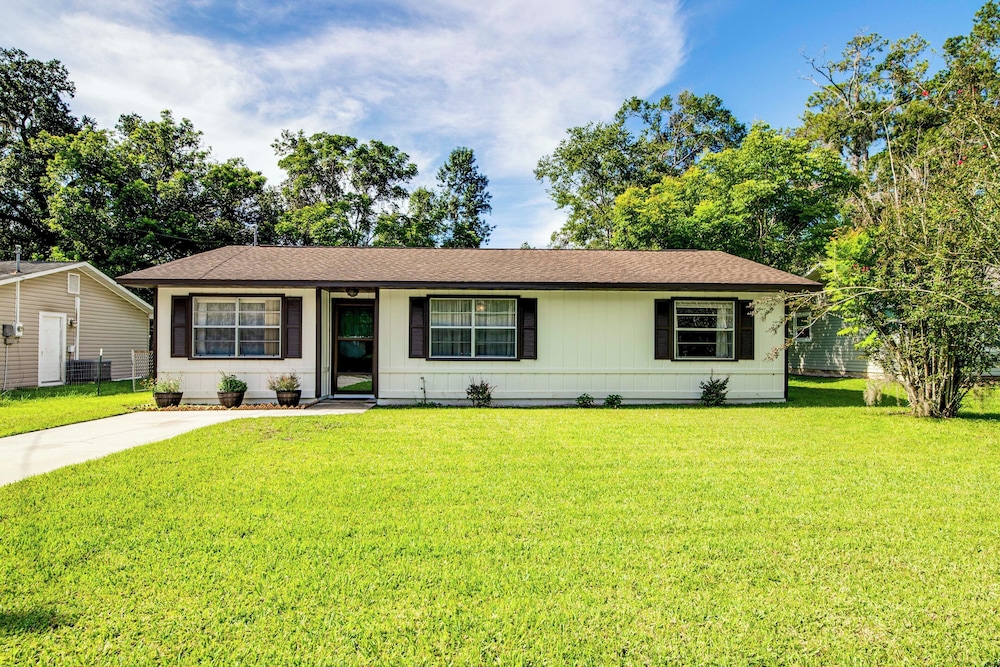 Explore Weeki Wachee Springs: Pet-friendly Home