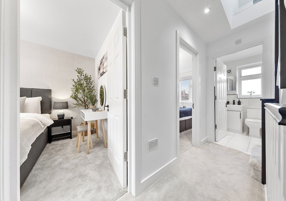 Spacious 4BR Home in Brentford, Free Parking