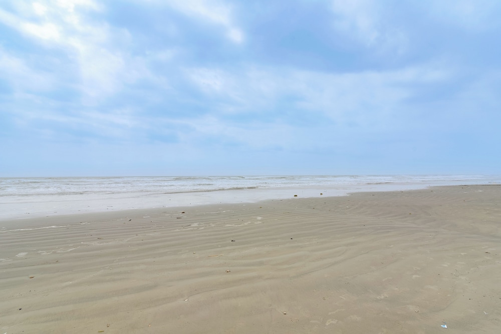 1 Block to Beach: Family Retreat in Galveston!