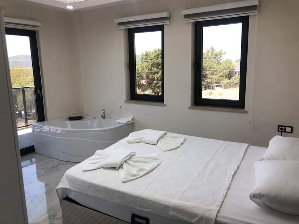 Stunning 4-bed Villa: Private Pool, Sauna & Hammam view 4