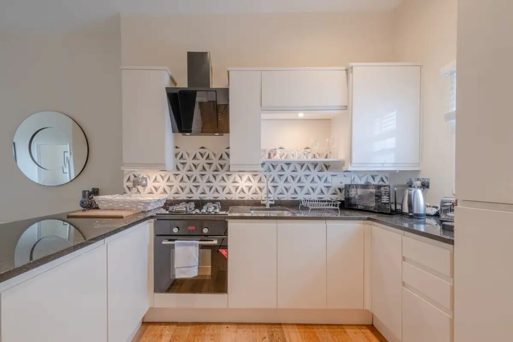 Lovely 2 Bedroom Apartment With Great Transport Links