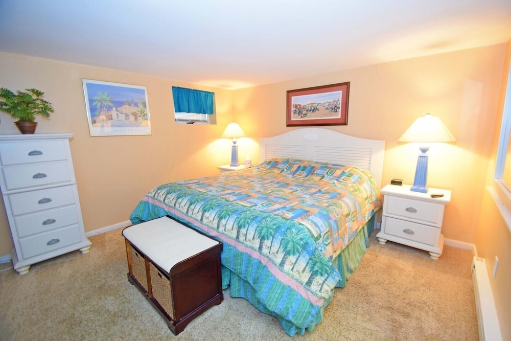 Harbour Island 46G 2 Br townhouse by RedAwning