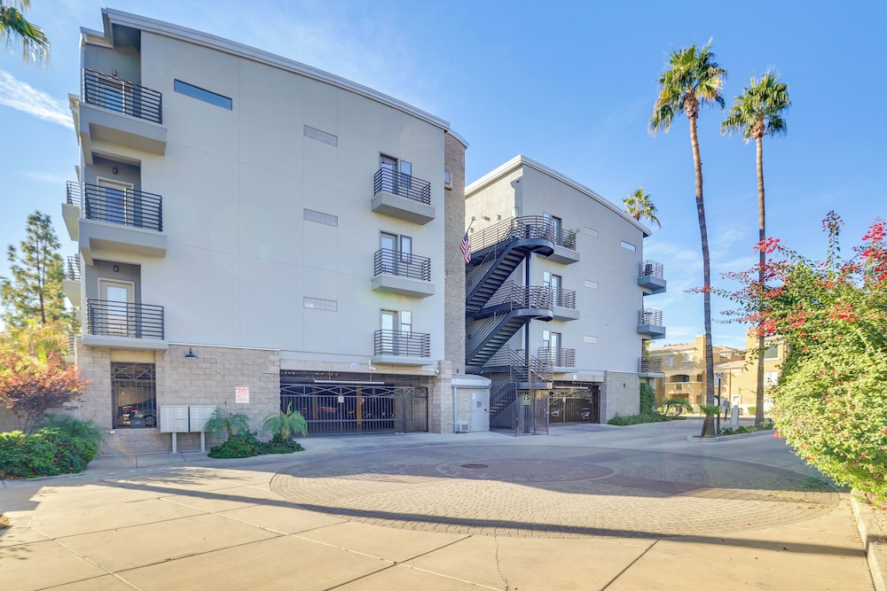 < 1 Mi to Biltmore Fashion Park: Condo w/ Pool!