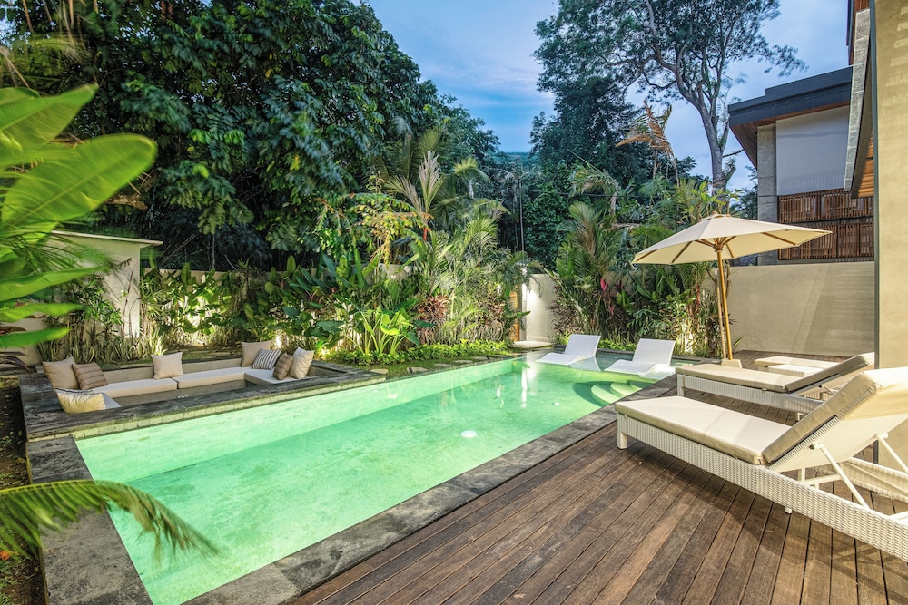 Enchanting 5BR Canggu Villa Moments to Sea