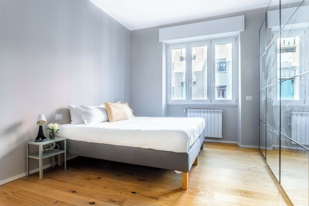 Charming flat with desk