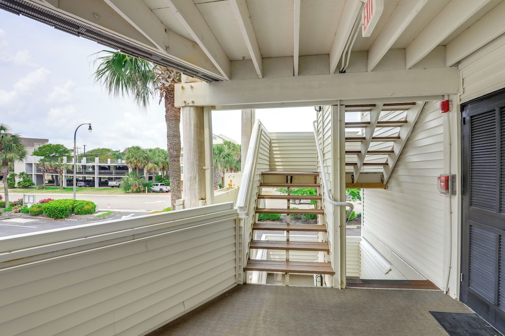 1 Mi to Barefoot Landing: Condo w/ Pool Access!