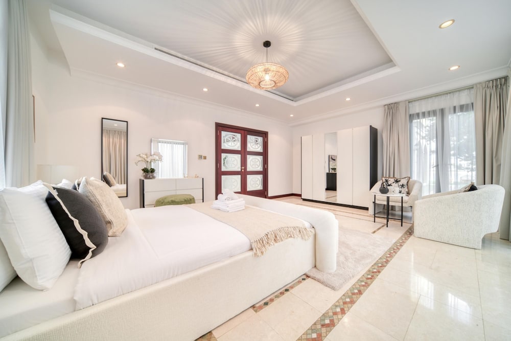 Exclusive 6BR Palm Villa w Private Pool and Beach