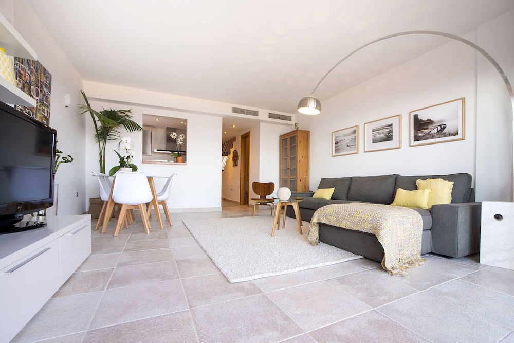 Penthouse M Reserva del Higueron 3 BEDROOMS. TRANSFER to the Beach and Train station. JACUZZI. WIFI. 2 PARKING. 2 SWIMMING POOL