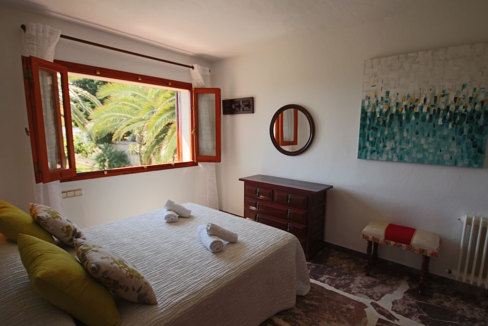 Only 100m to the Beach! Spacious Villa With Private Pool - 12 People view 5
