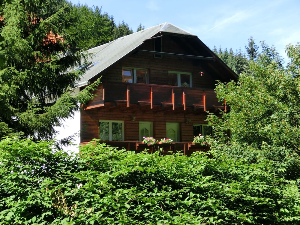 Spacious Stay Near Trails en Masserberg