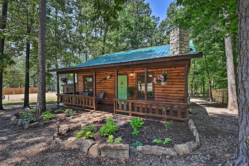 Hot Tub & Deck: Broken Bow 'azalea House' view 5