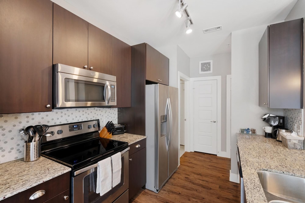 Frisco Stylish 1BD 1BA Apartment view 3