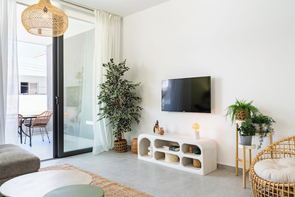 Solenne Stylish 2-BR Apt in Larnaca