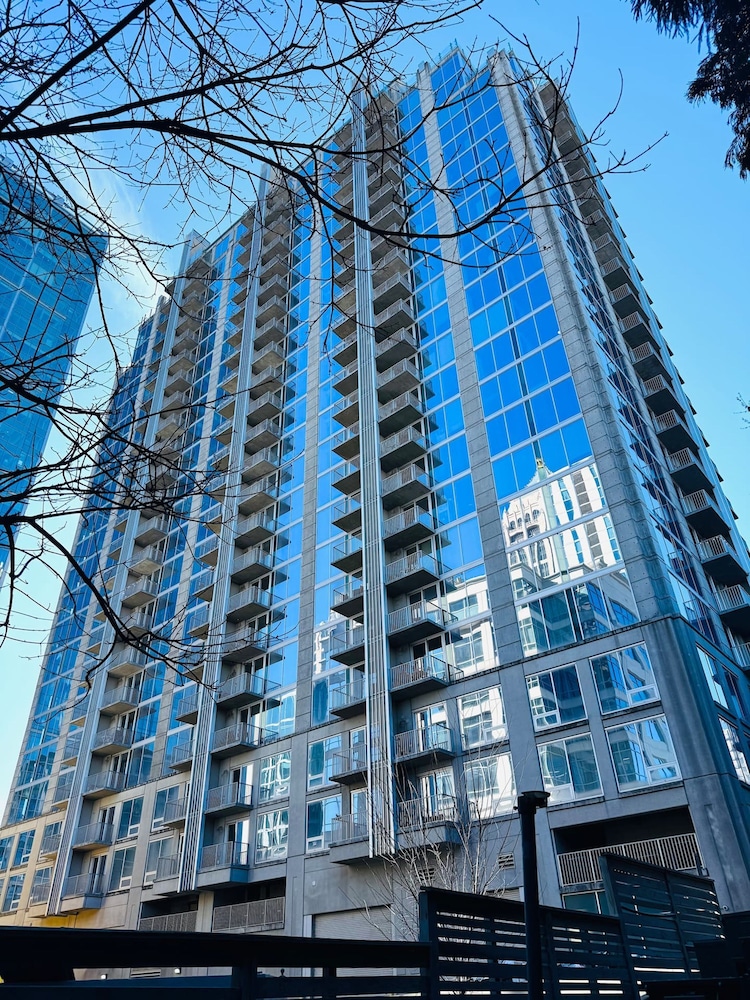 Highrise Balcony Rooftop Pool Gym Free Parking