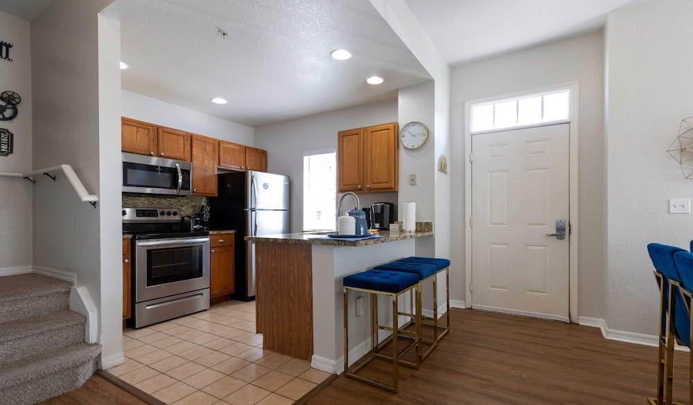 Amazing Family Townhouse Minutes From the Parks