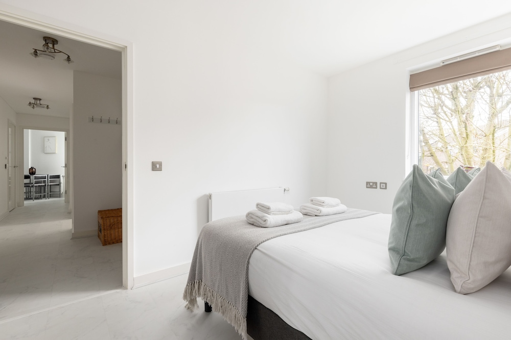 Luminous 2 Bed Balcony Flat in Islington
