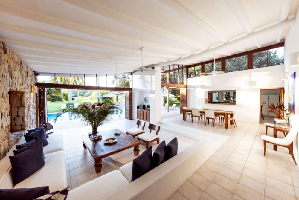 w Spacious 5BR Villa at Mesa de Yeguas