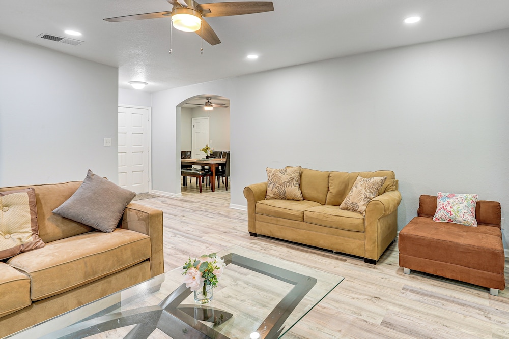 Group Getaway w/ Deck & Yard in Lakeland!
