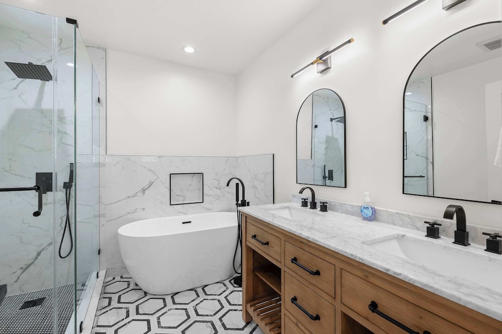 Not Affected by the Fire/spacious Modern Retreat w Luxury Amenities & Style