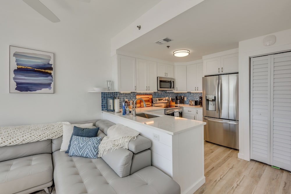 Walk to Sand! Modern Okaloosa Island Condo