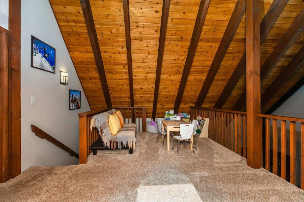 Alder Creek Paradise - Tree-lined Cabin Stay for 7