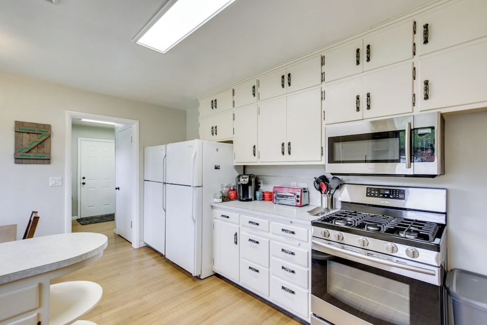 Willamette Valley Family Home w/ Fenced Yard