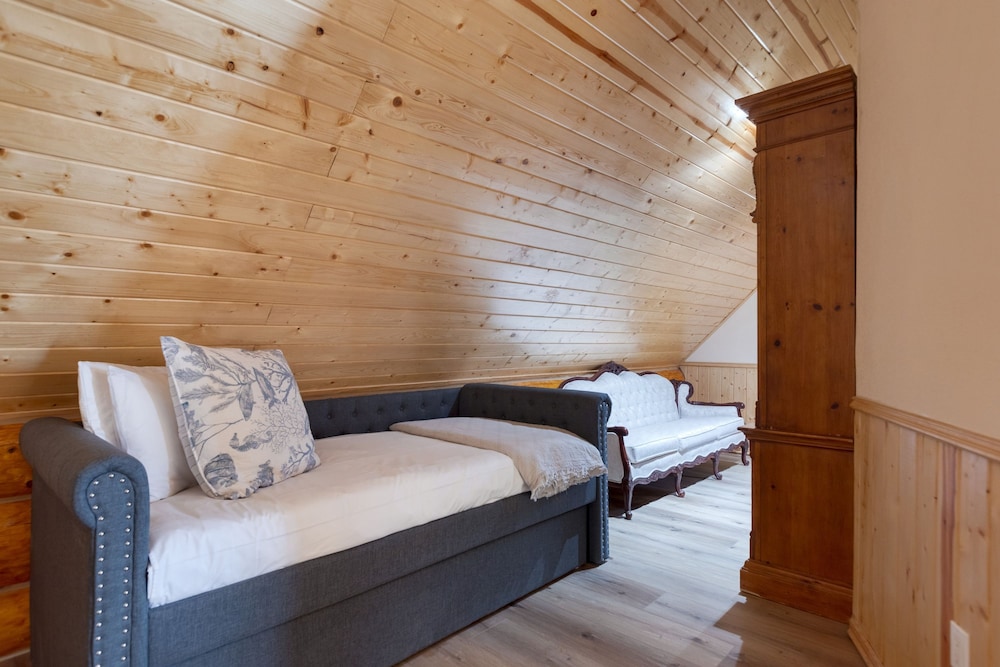 Forest Road by Avantstay Group Cabin w Hot Tub Minutes to the Lake
