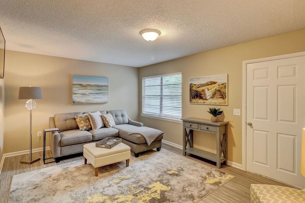 Renovated 2BR Hilton Head Home Walk to Shops