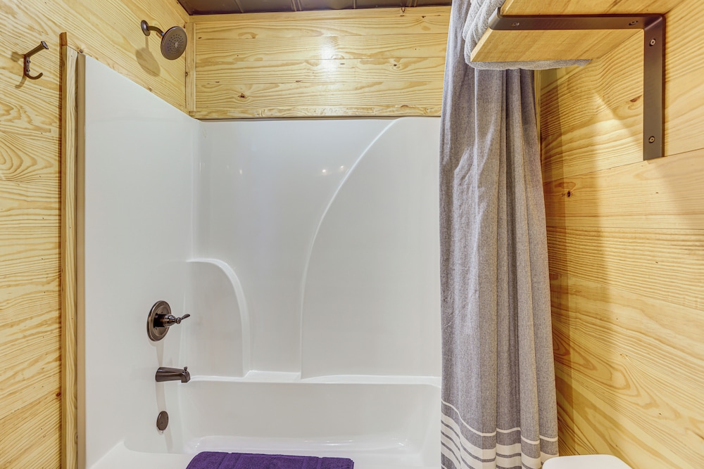 3 Mi to Water: Logan Martin Lake Cabin Getaway