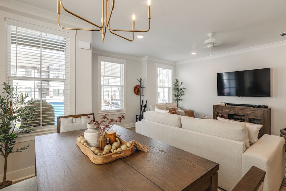 3 Mi to Ole Miss, New Build: Inviting Townhome!