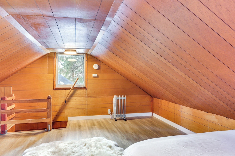 < 2 Blocks to Lake Tahoe: Family Home Near Skiing
