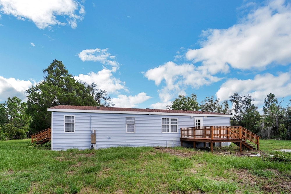 Relaxing 4br Hideaway In Groveland 4 Bedroom Cottage by RedAwning - Property Image 2