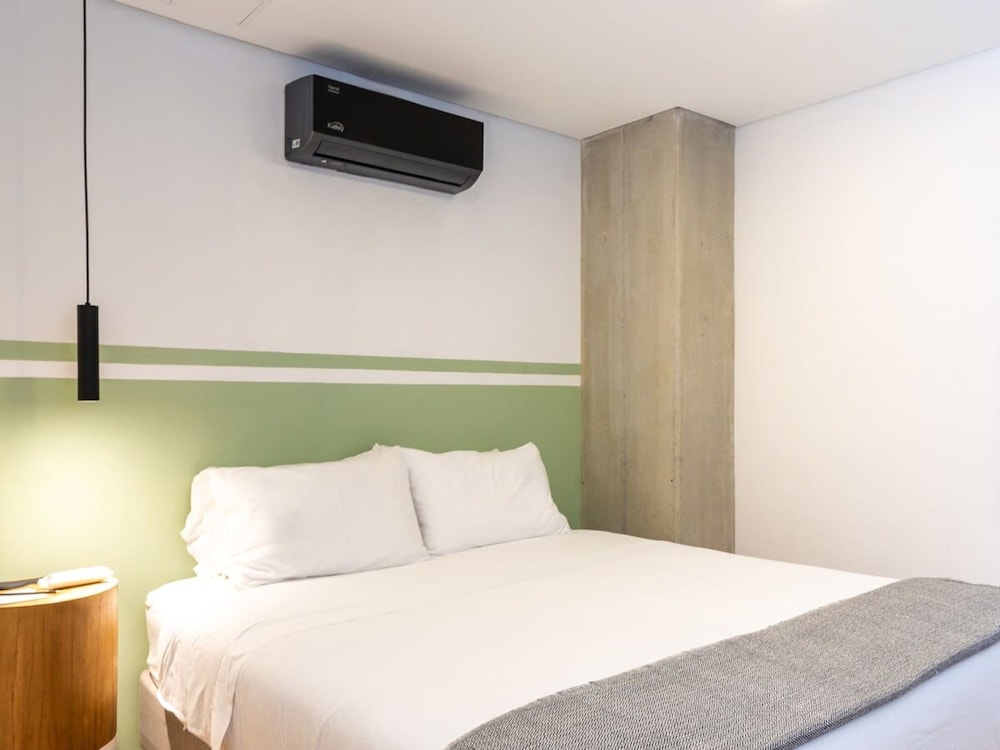 Fantastic 3 BR w Balcony in Laureles Medell n