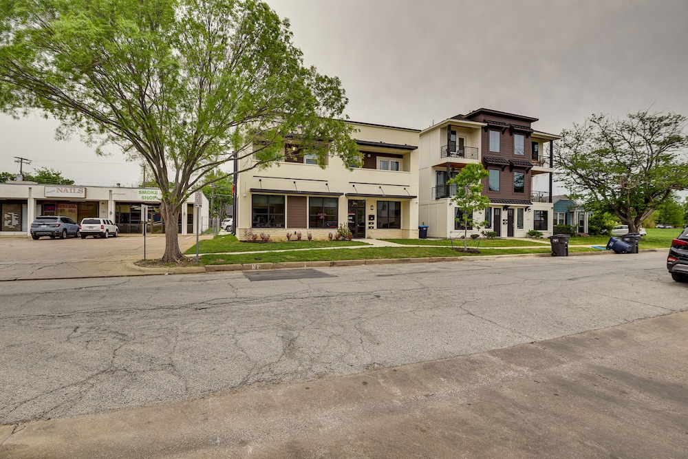 Steps to TCU Campus: Modern Fort Worth Apt view 4
