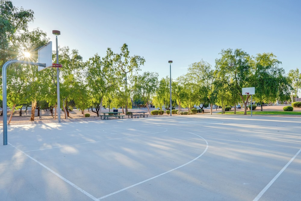 Luxe Outdoor Oasis: 'palm Tree Villa' in Chandler