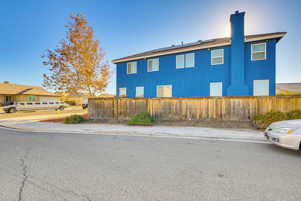 Pool Table & Charcoal Grill: Home in Victorville!