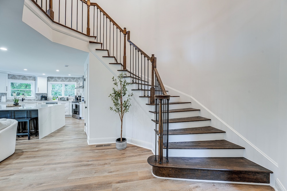 Hot Tub, Decks & 2 Kitchens: Mtn-view Jasper Gem!
