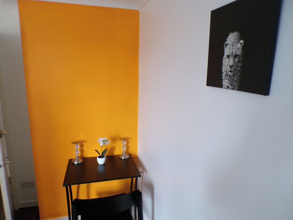 Chelsea Orange Apartment Sleeps10-petsok-parking