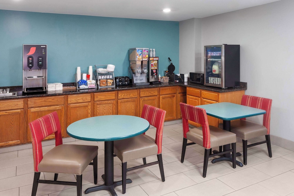 Super 8 by Wyndham McHenry/Fox Lake Area - Property Image 5