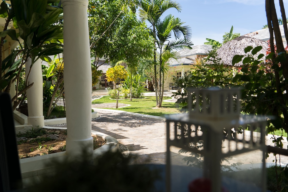 Afreeka Beach Hostel & Music Bar