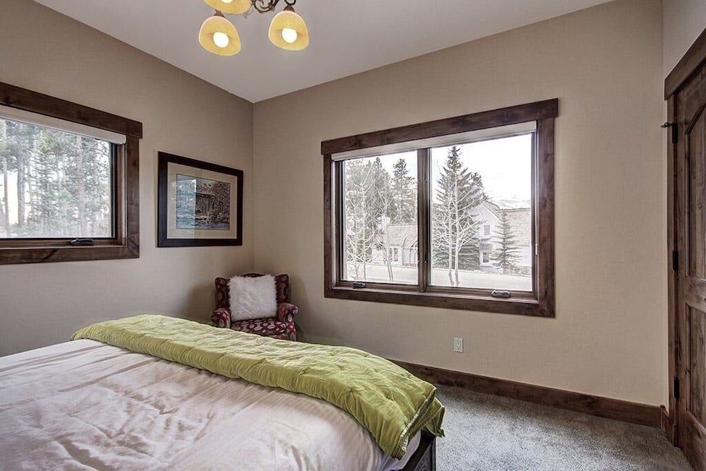 Mountain Majesty Manor 5 Bedroom Home by RedAwning