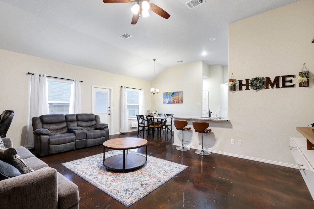 Modern Pet-friendly Duplex Near River Walk 3 Bedroom Duplex