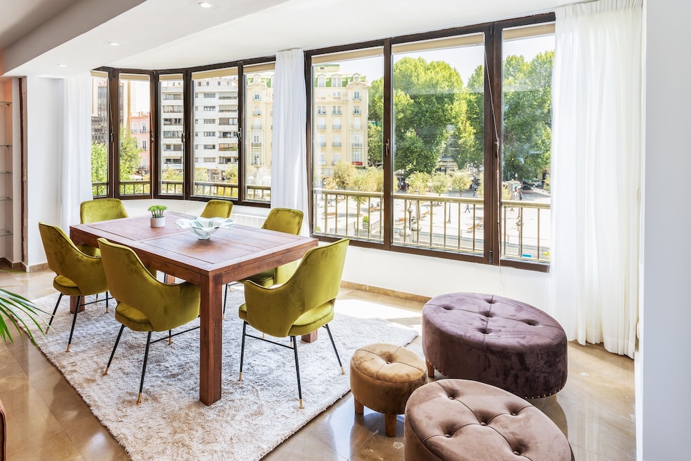 Fabulous 3 Bd Apartment Great Location. Puerta Real view 2