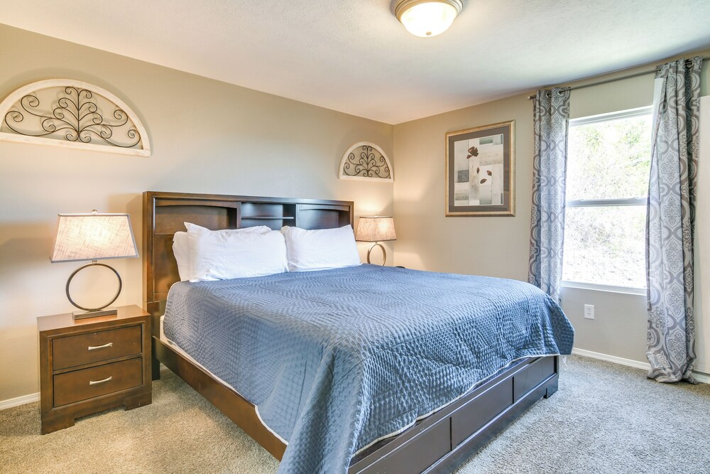 2 Mi to Table Rock Lake: Branson Condo w/ Balcony!